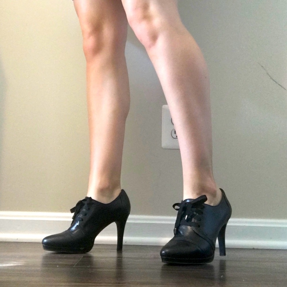 Tahari Grace Black Lace-up Pump